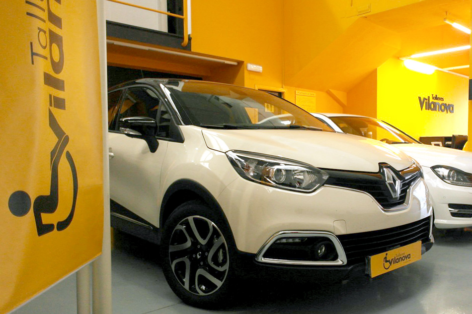 Renault-Captur-transformado-con-inversor-de-luces