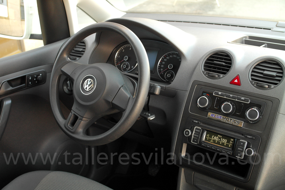 Interior-de-Volkswagen-Caddy-Maxi-transformado-para-transporte-de-pasajero-en-silla-de-ruedas