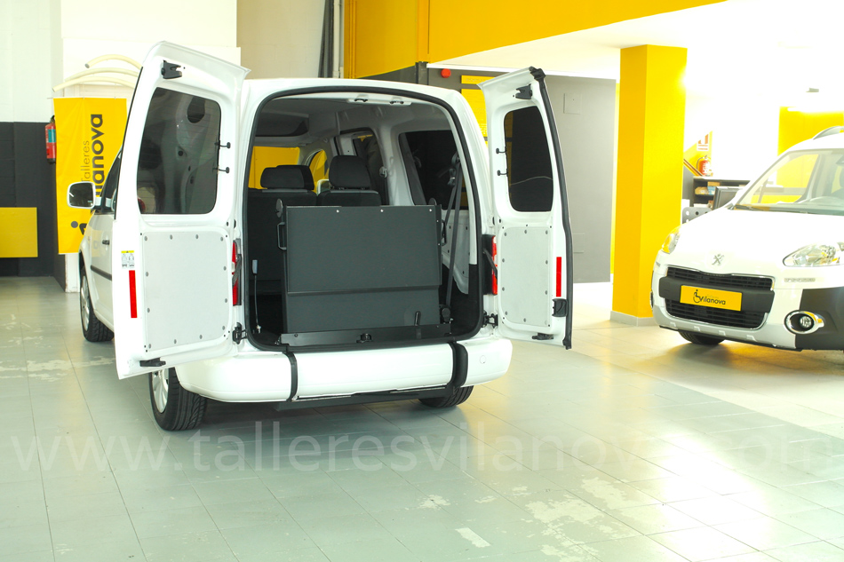 Rampa-vertical-en-Volkswagen-Caddy-Maxi-transformado-con-cajeado-trasero