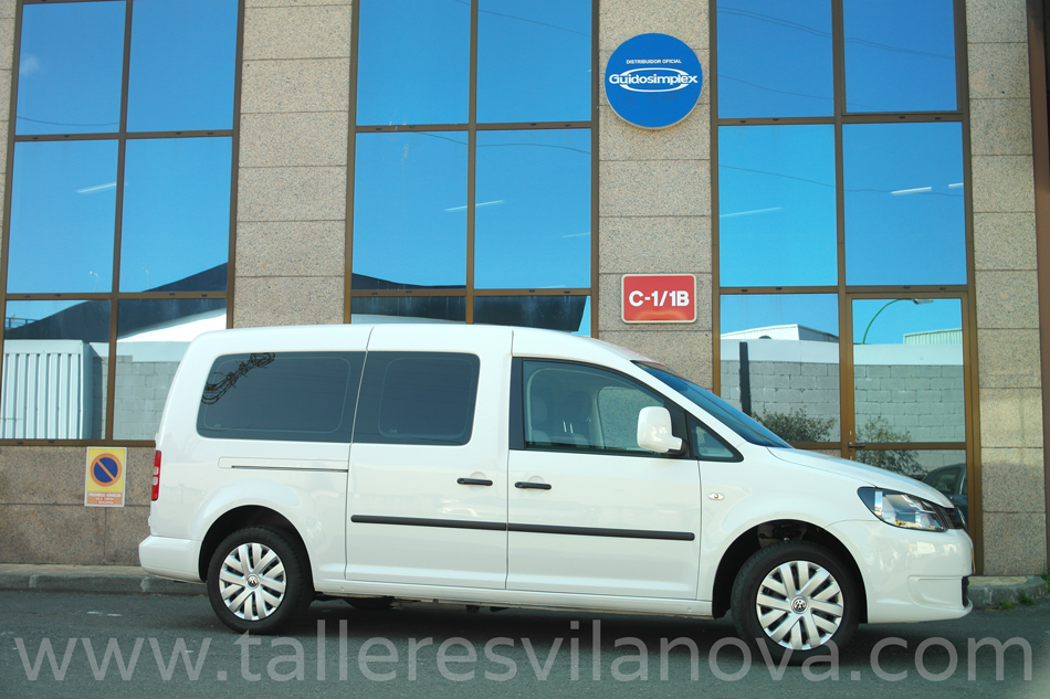 Vista-lateral-de-Volkswagen-Caddy-Maxi-adaptado-con-rebaje-de-piso